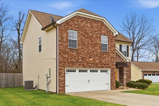 212 Wyburn Pl, Burns, TN 37029