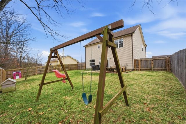 212 Wyburn Pl, Burns, TN 37029