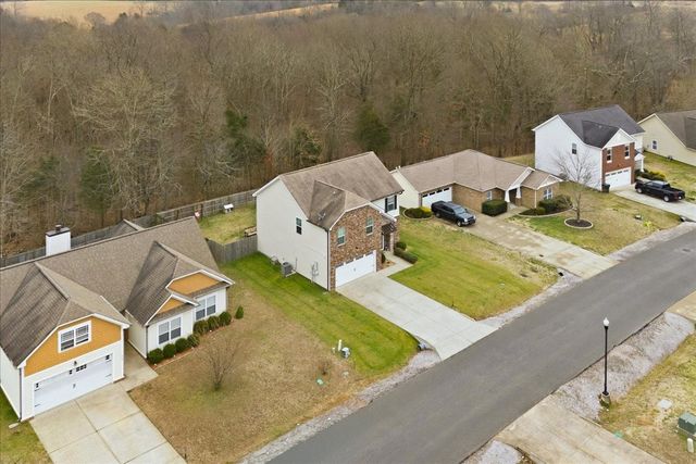 212 Wyburn Pl, Burns, TN 37029