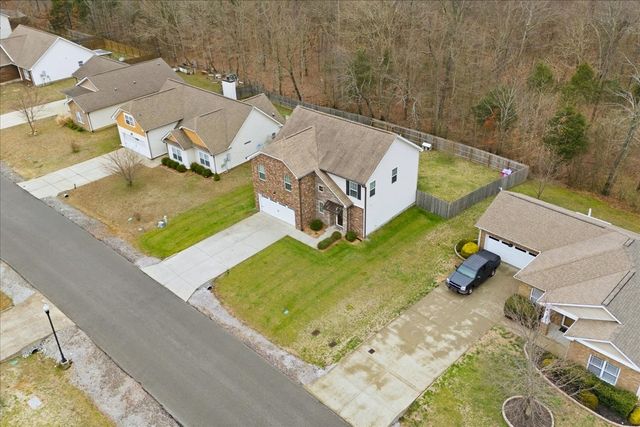 212 Wyburn Pl, Burns, TN 37029