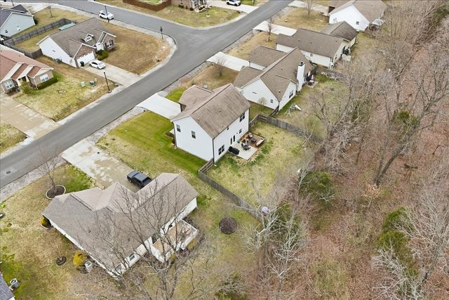 212 Wyburn Pl, Burns, TN 37029