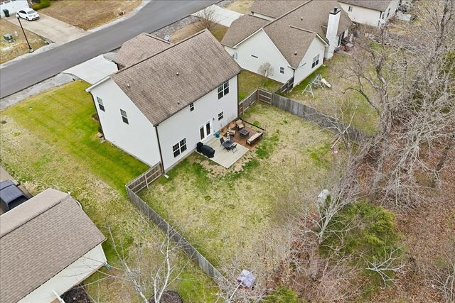 212 Wyburn Pl, Burns, TN 37029