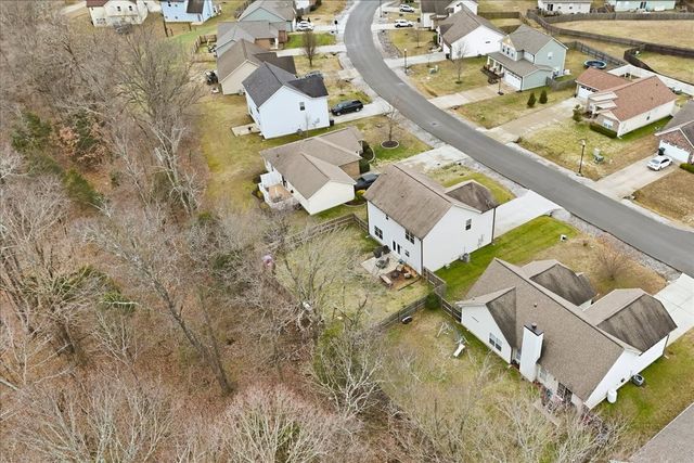 212 Wyburn Pl, Burns, TN 37029