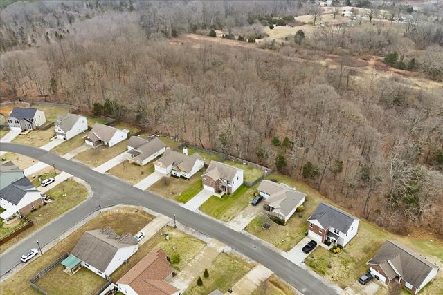 212 Wyburn Pl, Burns, TN 37029