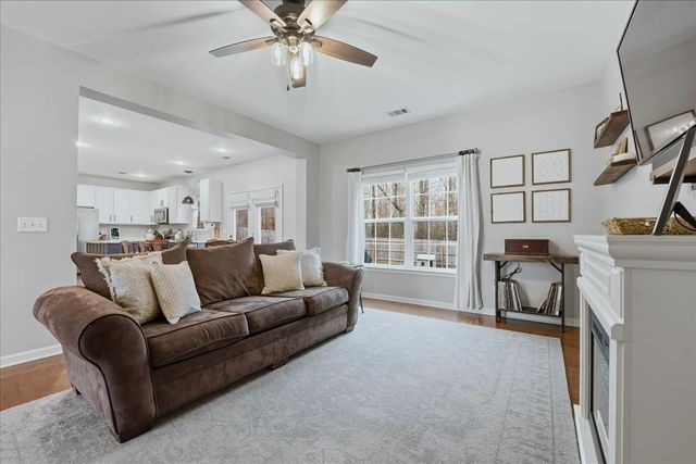 212 Wyburn Pl, Burns, TN 37029