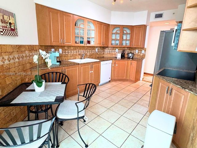 3370 Hidden Bay Dr 1814, Aventura, FL 33180