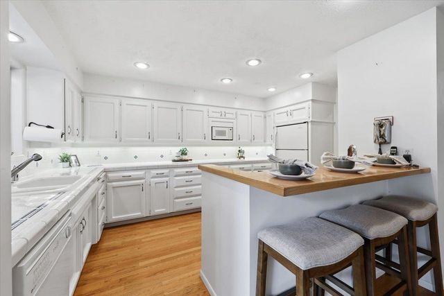 1226 E Christmas Tree Ln, Spokane, WA 99203