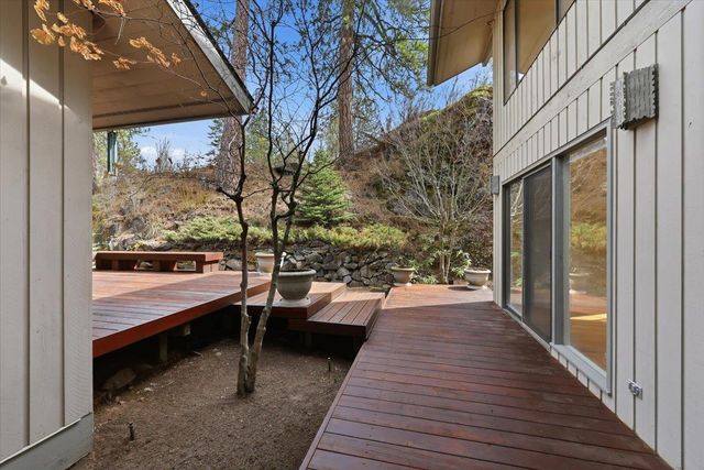 1226 E Christmas Tree Ln, Spokane, WA 99203