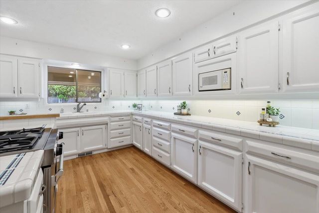 1226 E Christmas Tree Ln, Spokane, WA 99203