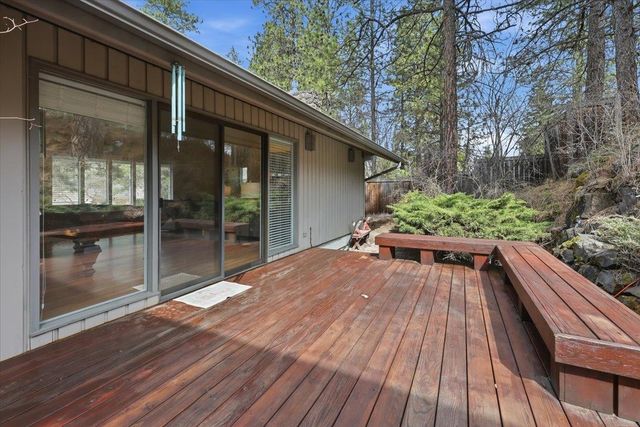 1226 E Christmas Tree Ln, Spokane, WA 99203