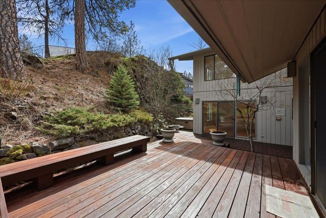 1226 E Christmas Tree Ln, Spokane, WA 99203