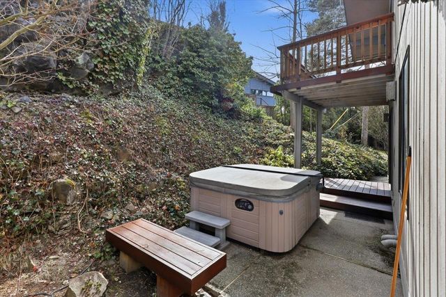 1226 E Christmas Tree Ln, Spokane, WA 99203