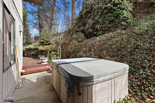 1226 E Christmas Tree Ln, Spokane, WA 99203