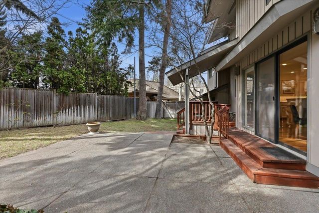 1226 E Christmas Tree Ln, Spokane, WA 99203