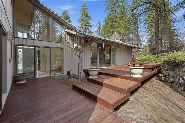 1226 E Christmas Tree Ln, Spokane, WA 99203