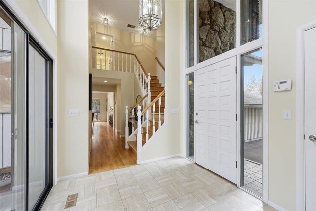 1226 E Christmas Tree Ln, Spokane, WA 99203