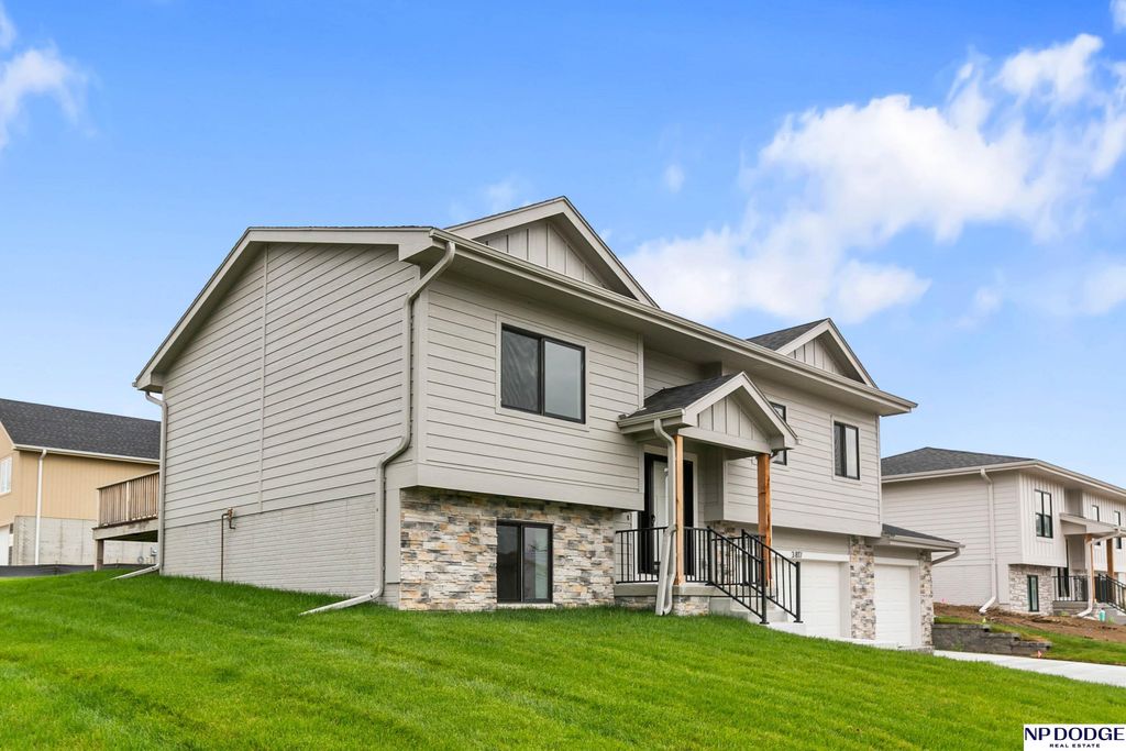21509 Old Coach Road, Omaha, NE 68022