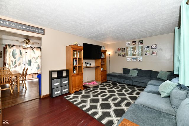 657 Walnut Street, Whiteland, IN 46184