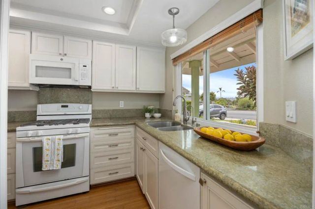 7934 Calle Posada, Carlsbad, CA 92009