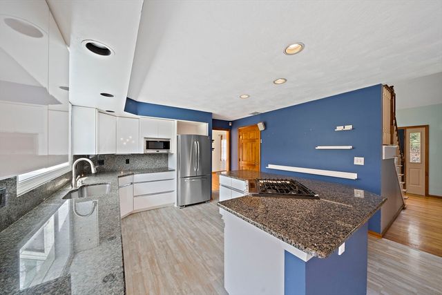 4 Gloria Dr, Mansfield, MA 02048