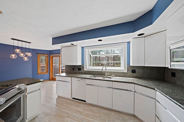 4 Gloria Dr, Mansfield, MA 02048