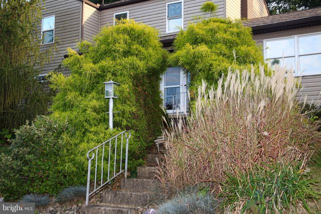 927 FAIRFAX DR, Morgantown, WV 26505