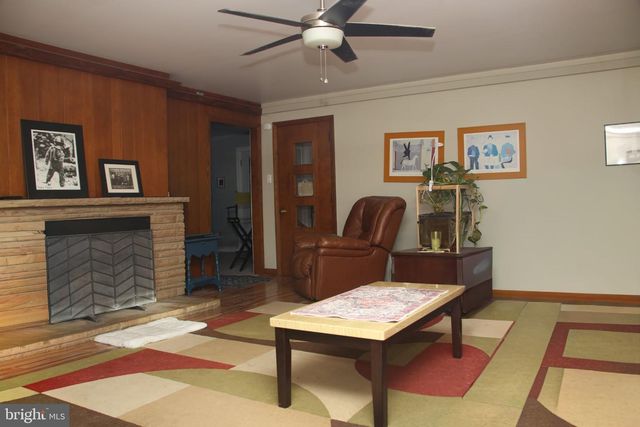 927 FAIRFAX DR, Morgantown, WV 26505