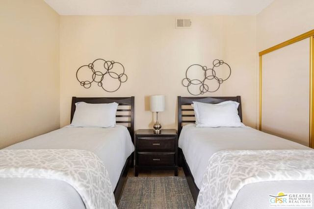 626 Vista Lago Circle, Palm Desert, CA 92211