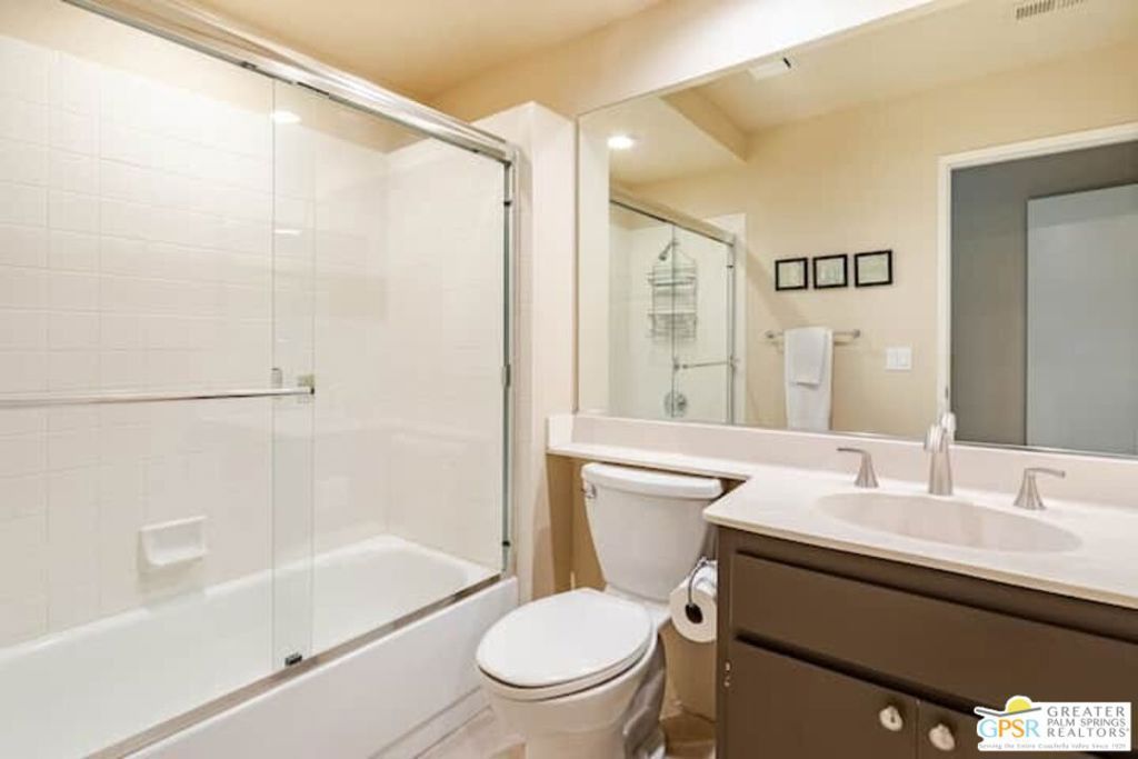 Image 11 of property listing at 626 Vista Lago Circle, Palm Desert, CA 92211