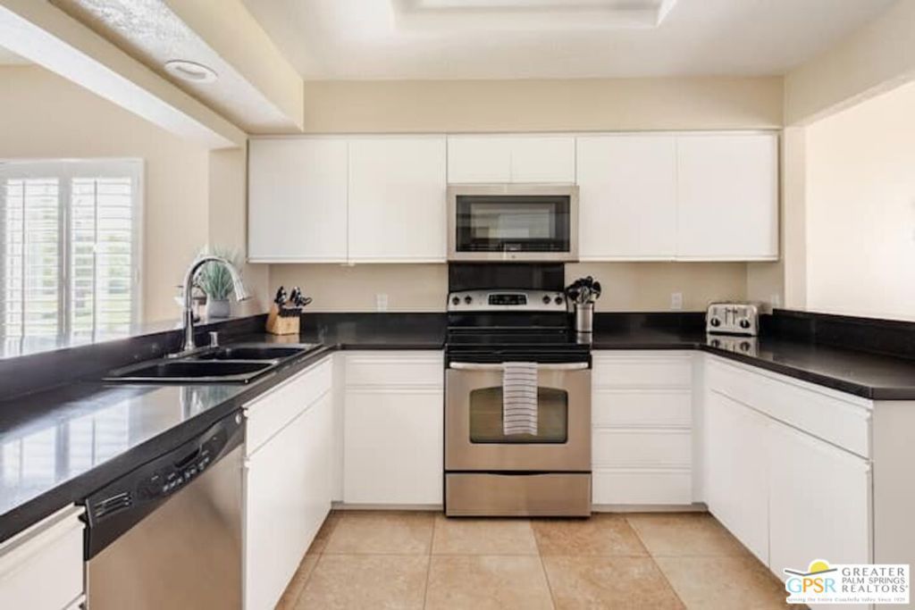 Image 6 of property listing at 626 Vista Lago Circle, Palm Desert, CA 92211