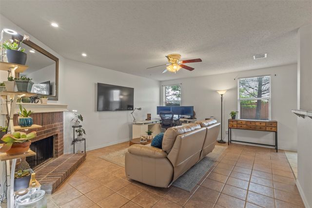 633 Almandora Drive, Arlington, TX 76002