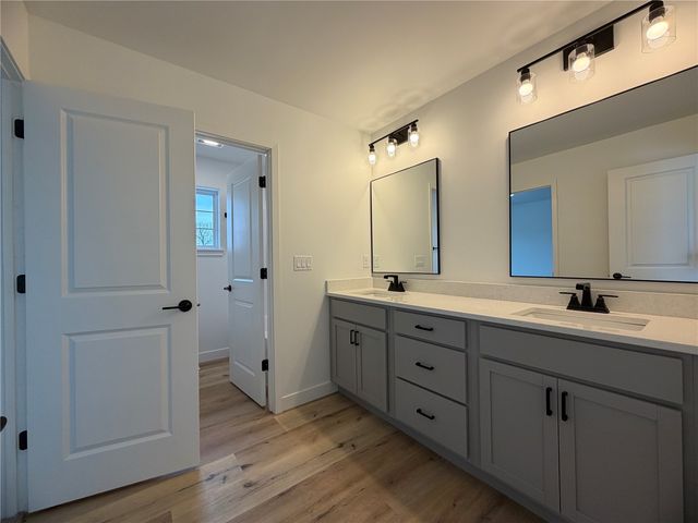1306 E Gable Way, Tiffin, IA 52340