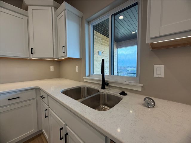 1306 E Gable Way, Tiffin, IA 52340