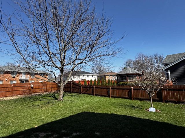 1615 Haymarket ROAD, Waukesha, WI 53189