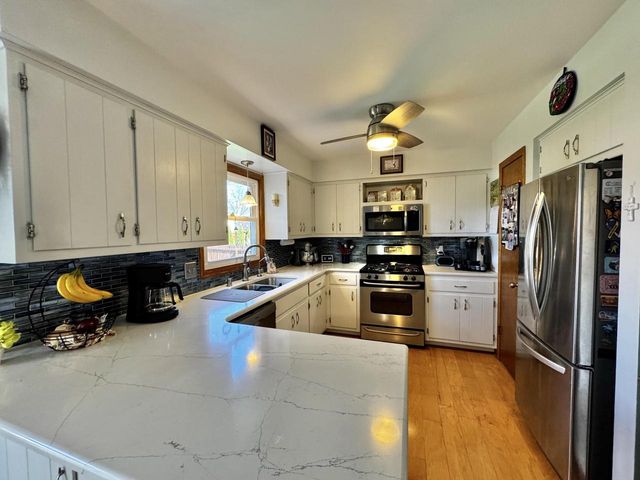 1615 Haymarket ROAD, Waukesha, WI 53189