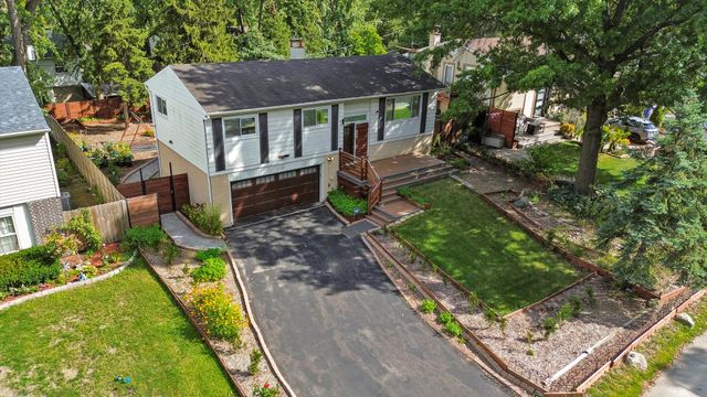 8601 S Kean Avenue, Hickory Hills, IL 60457