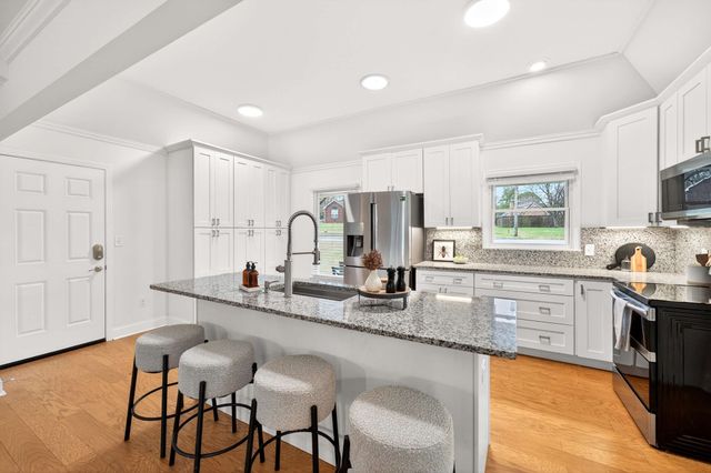 5063 Twin Lakes Dr, Old Hickory, TN 37138