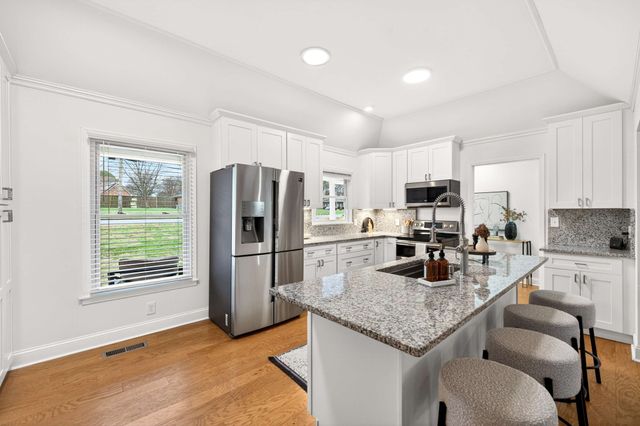 5063 Twin Lakes Dr, Old Hickory, TN 37138