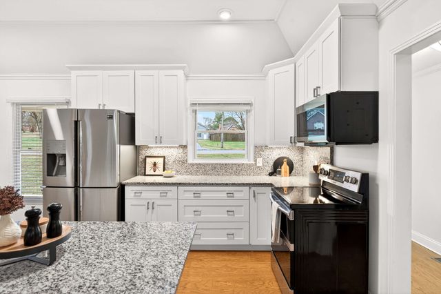 5063 Twin Lakes Dr, Old Hickory, TN 37138