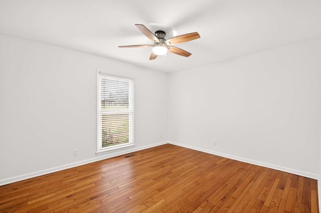 5063 Twin Lakes Dr, Old Hickory, TN 37138