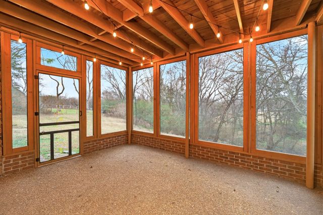 5063 Twin Lakes Dr, Old Hickory, TN 37138