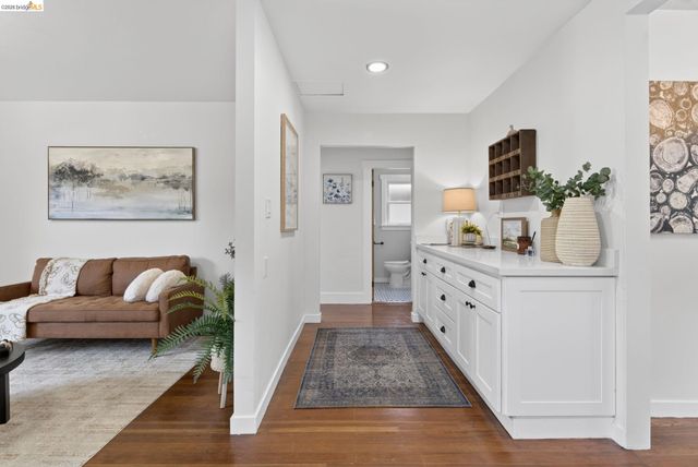 6301 Hillmont Drive, Oakland, CA 94605