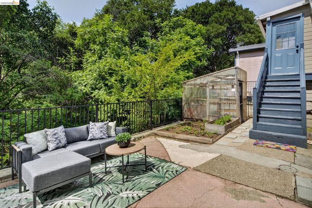 6301 Hillmont Drive, Oakland, CA 94605