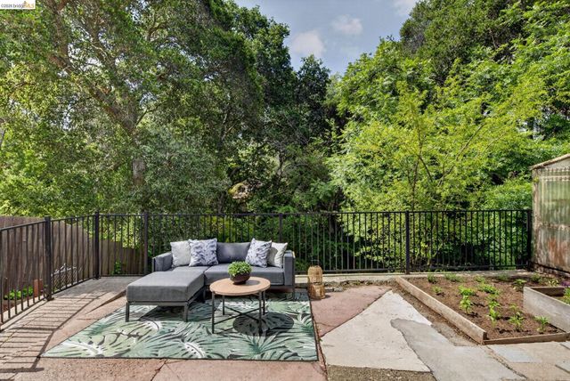 6301 Hillmont Drive, Oakland, CA 94605