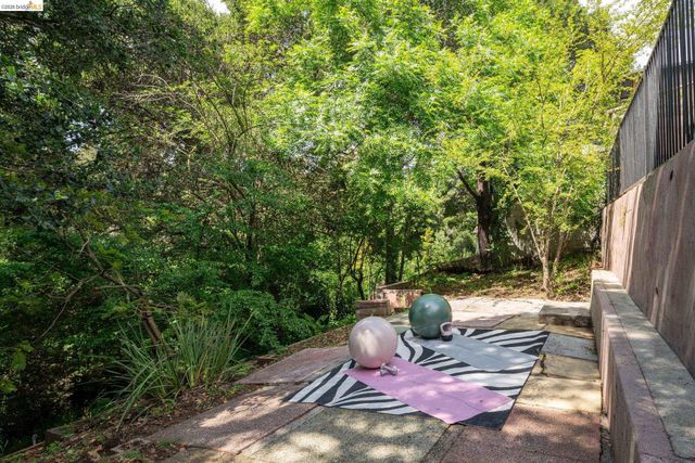 6301 Hillmont Drive, Oakland, CA 94605