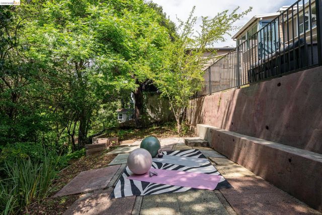 6301 Hillmont Drive, Oakland, CA 94605