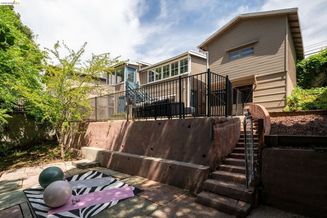 6301 Hillmont Drive, Oakland, CA 94605