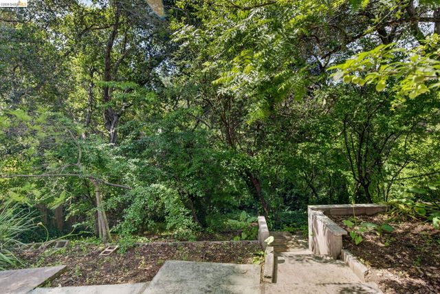 6301 Hillmont Drive, Oakland, CA 94605