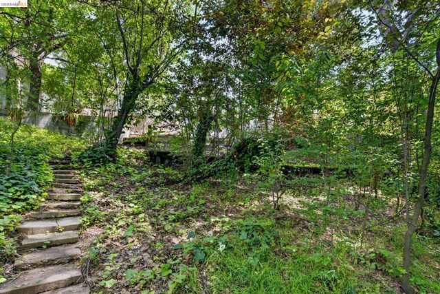 6301 Hillmont Drive, Oakland, CA 94605