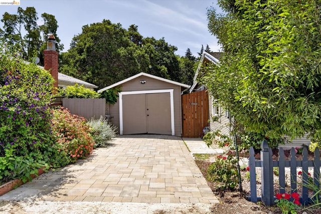 6301 Hillmont Drive, Oakland, CA 94605